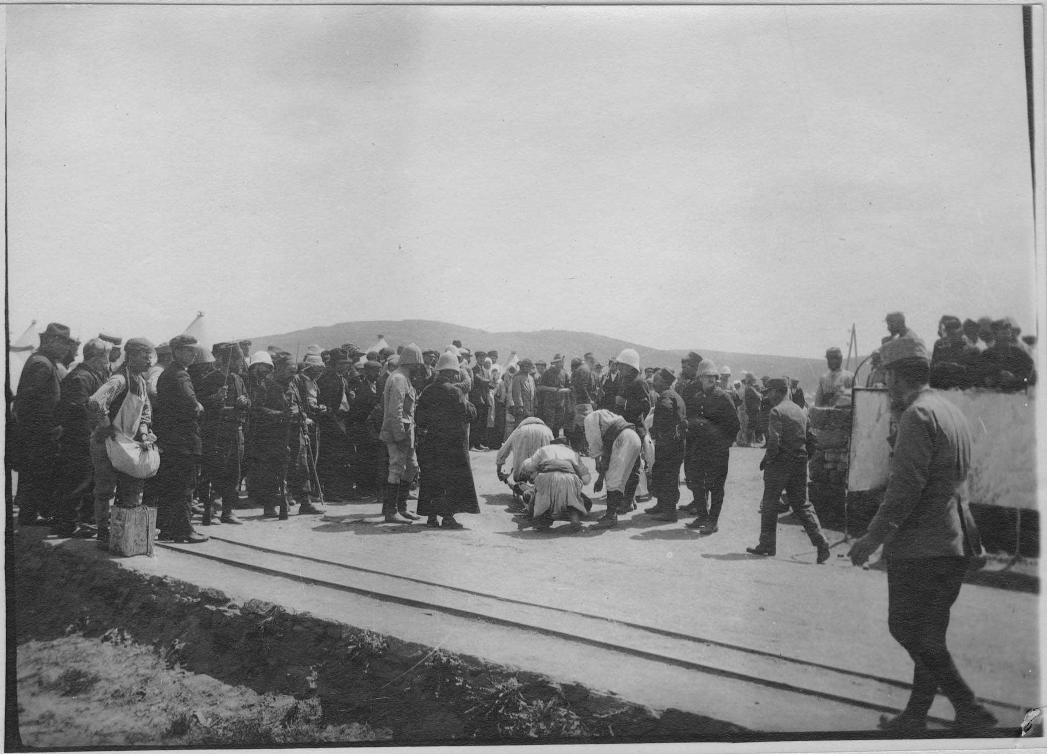 Île de Lemnos. Moudros. Arrivée des premiers blessés. Le brancard de l'un d'eux est arrêté devant l'aumônier ; [Zouaves ?]