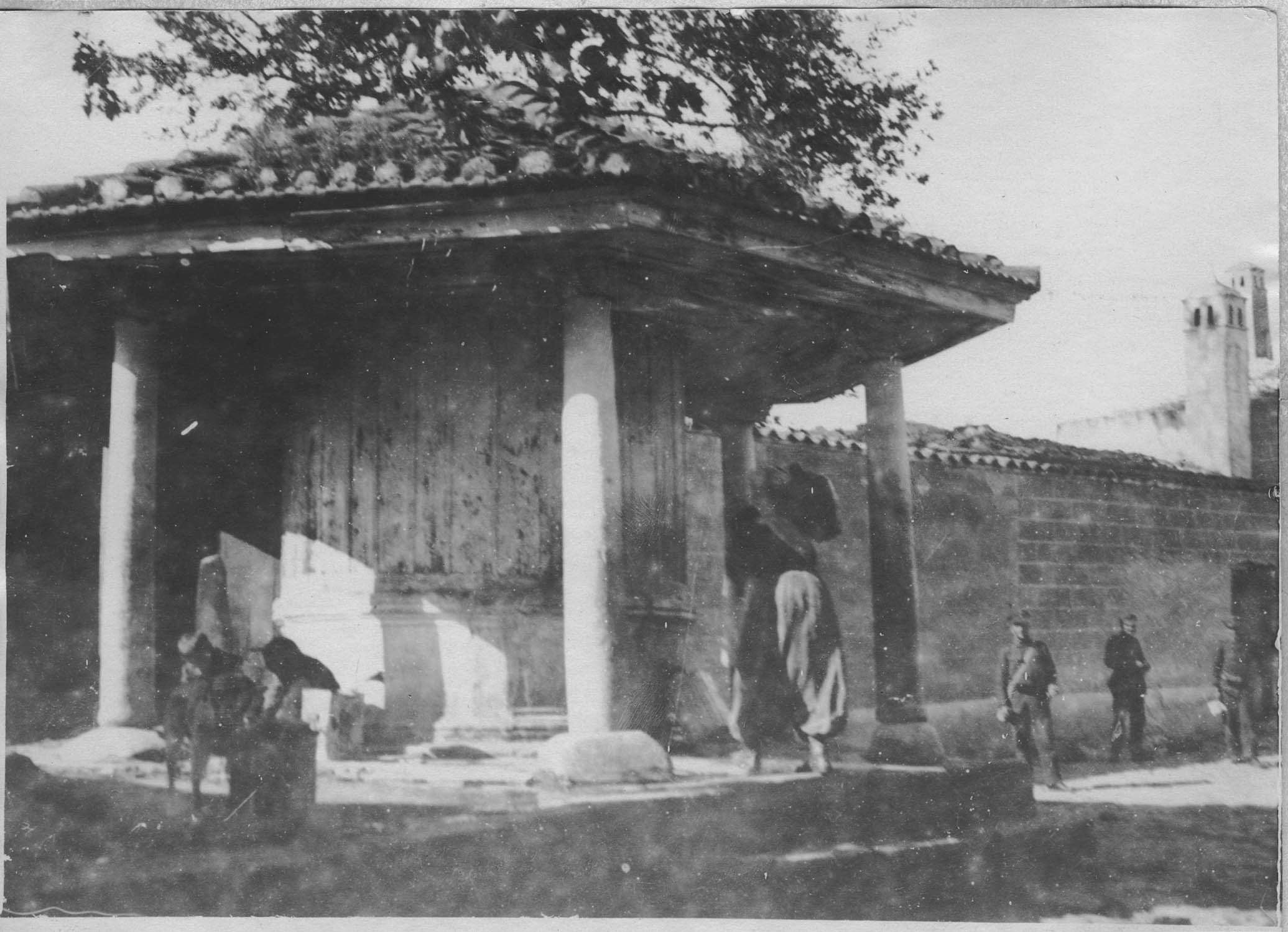 Salonique. Dans les rues de la ville. Fontaine près de l'église du Prophète-Elie ; [Phiale]