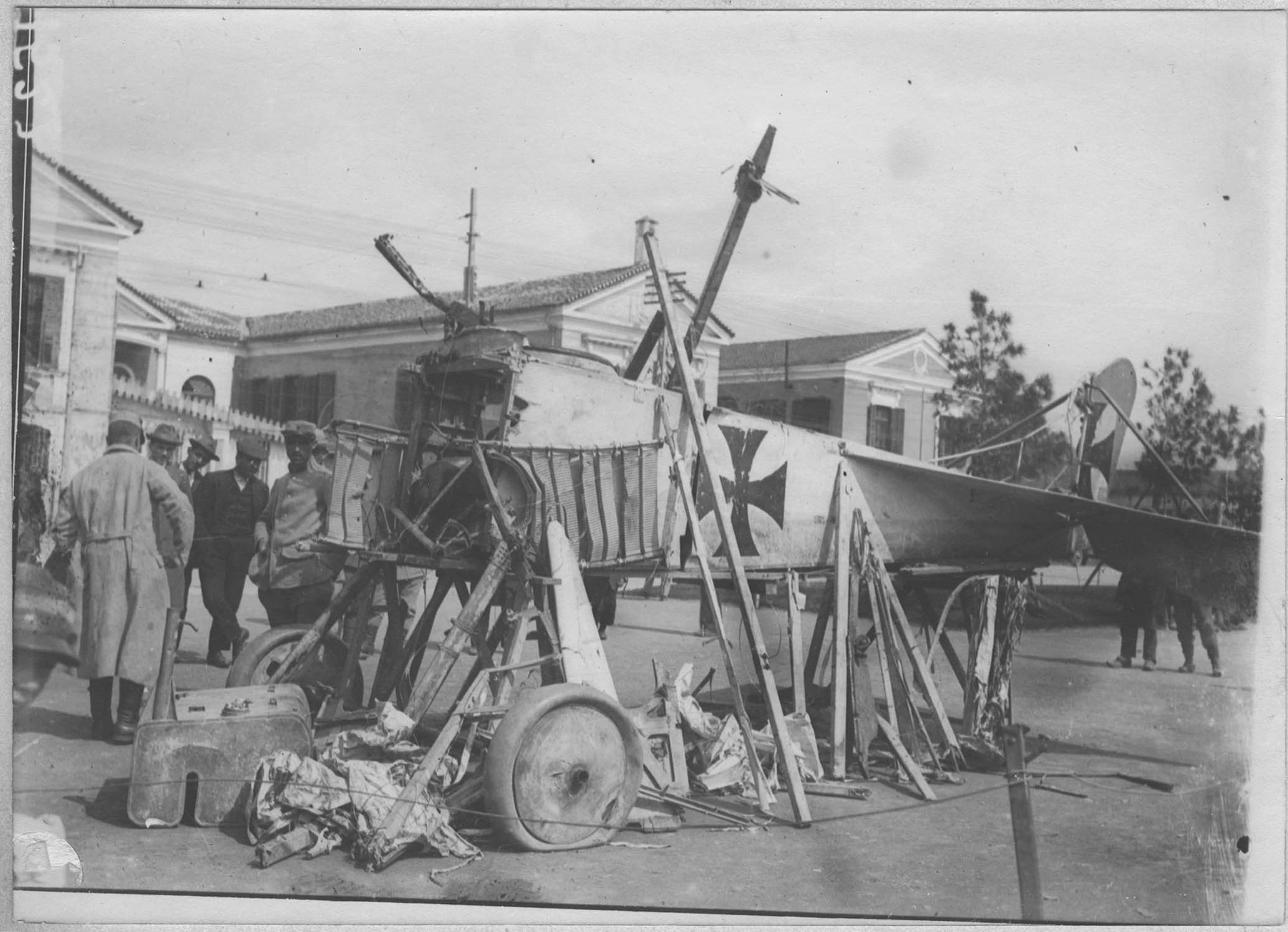 Salonique. Exposition de l'Aviatik descendu le 27 mars 1916 près du lac d'Amatovo et exposé dans les jardins de la Tour blanche ; [Avion allemand]