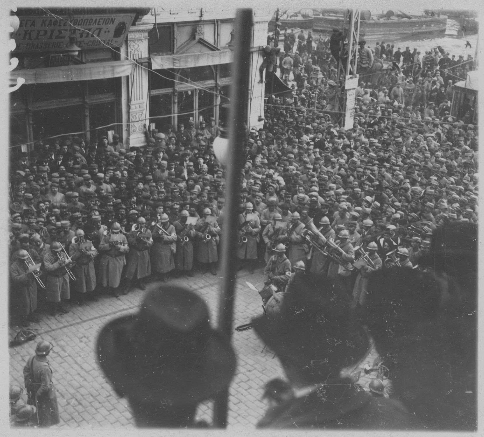Salonique. Concert militaire du dimanche. La place de la Liberté. La foule au concert