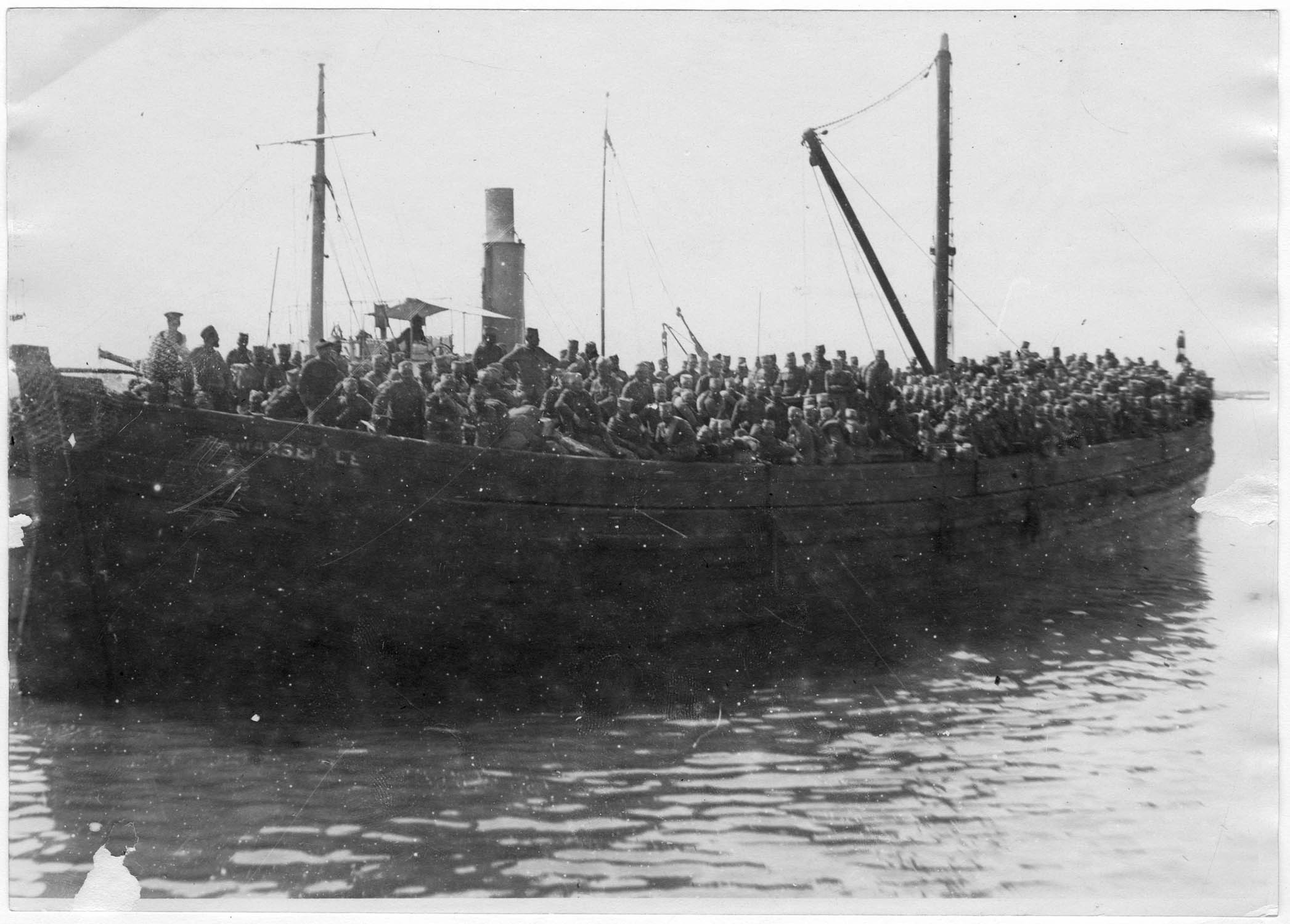 Salonique. Arrivée de troupes serbes. A bord du chaland ; [Le port]