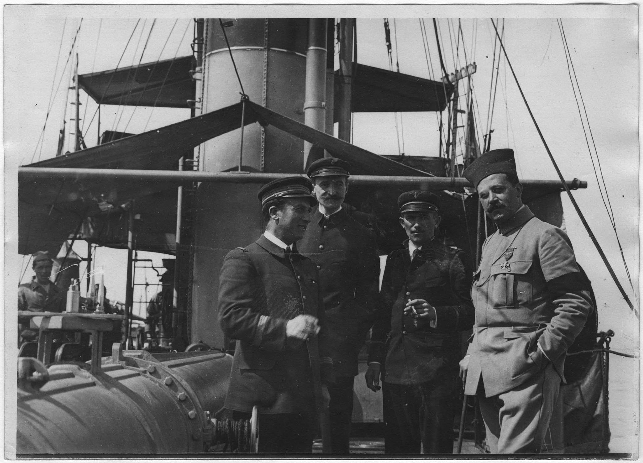 Salonique. A bord du Poignard, contre-torpilleur. Officiers du bord