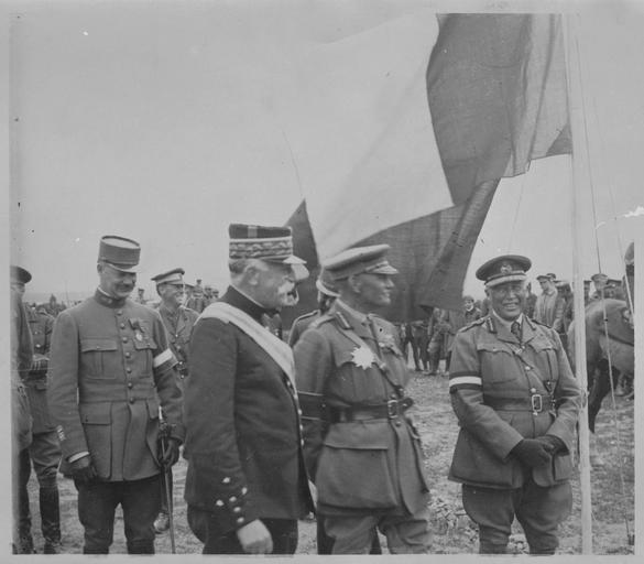 Camp de Lembet : Cérémonie de la remise du Grand Cordon de l'Ordre de Saint-Michel et de Saint-Georges au général Sarrail (12 avril 1916). Les généraux Sarrail et Mahon et les officiers de l'état-major