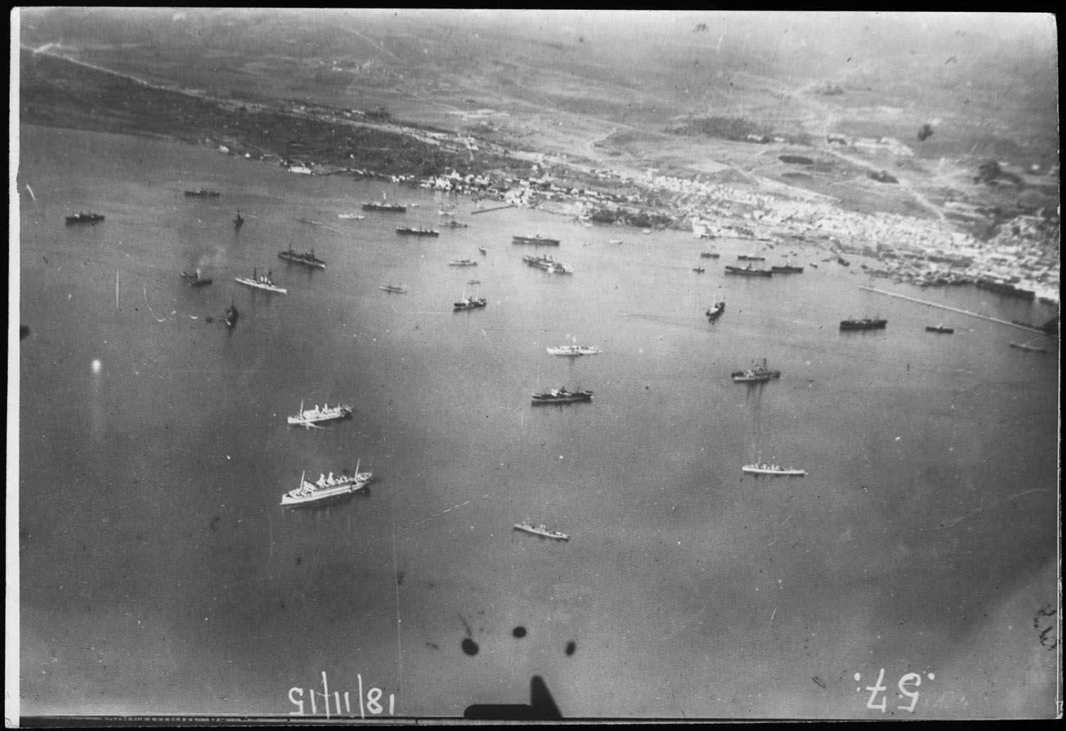 Salonique. Vue aérienne. Panorama pris en aéroplane. La rade