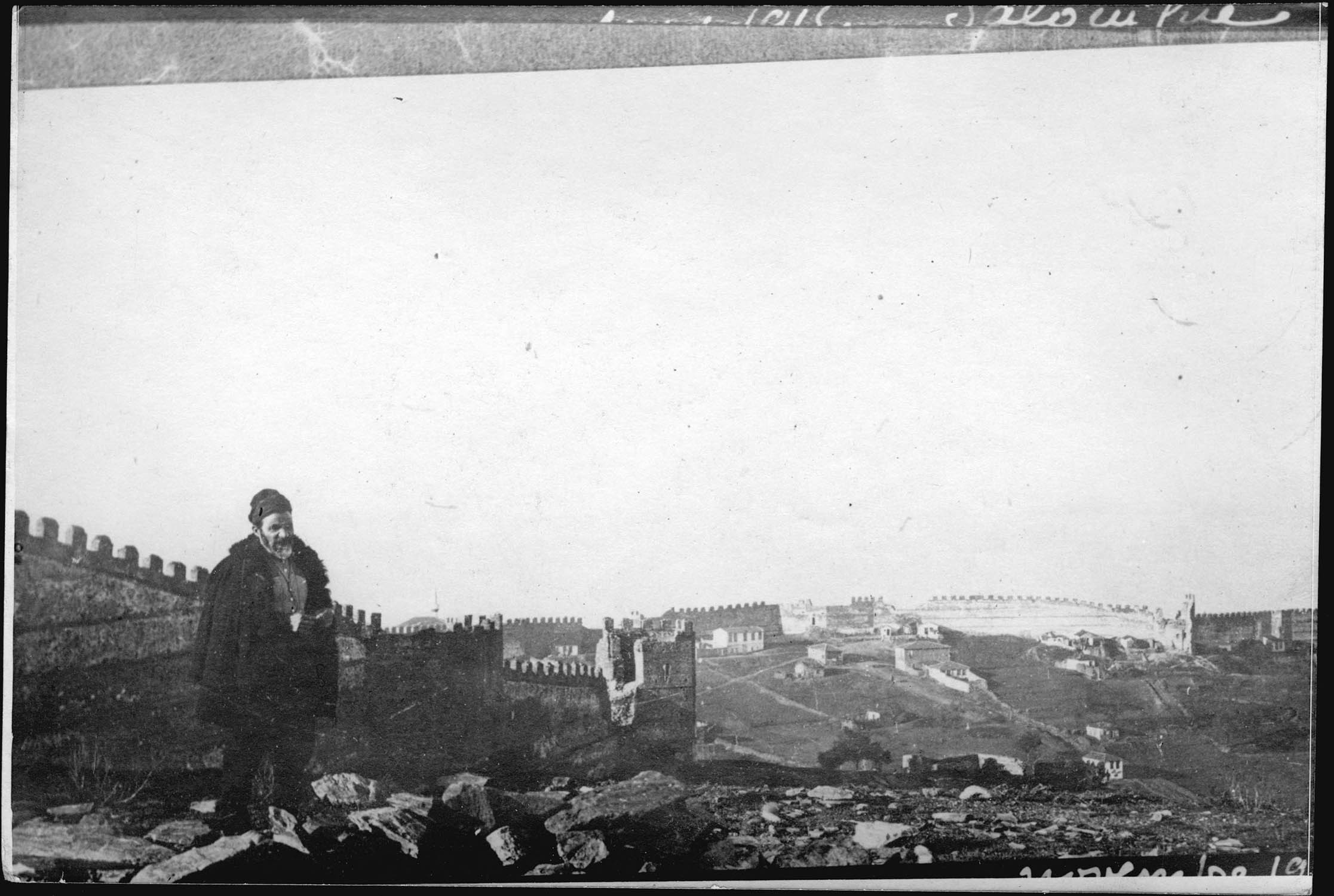 Salonique. Les remparts ; [Vieil homme]