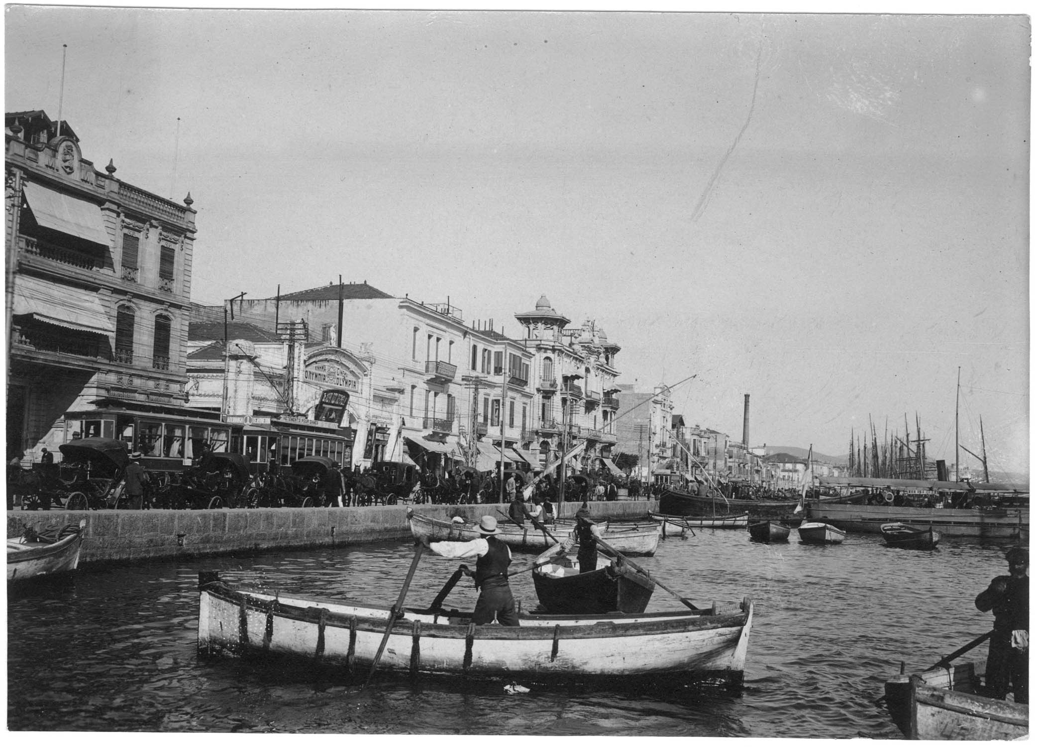 Salonique. Bateaux indigènes. Les quais ; [Le port]