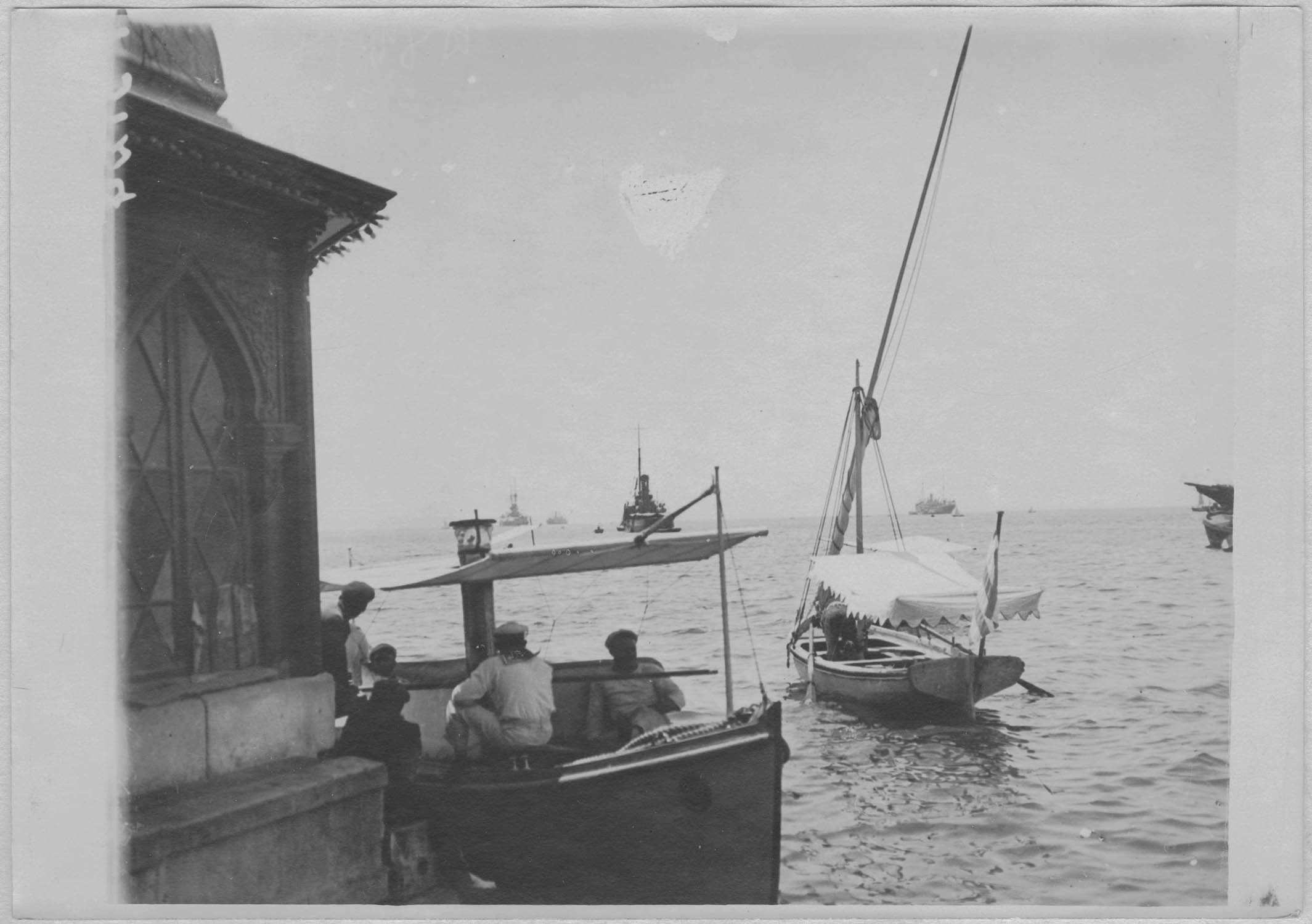 Salonique. Au débarcadère de la Liberté ; [Le port. Chaloupe à vapeur d'officiers ?]