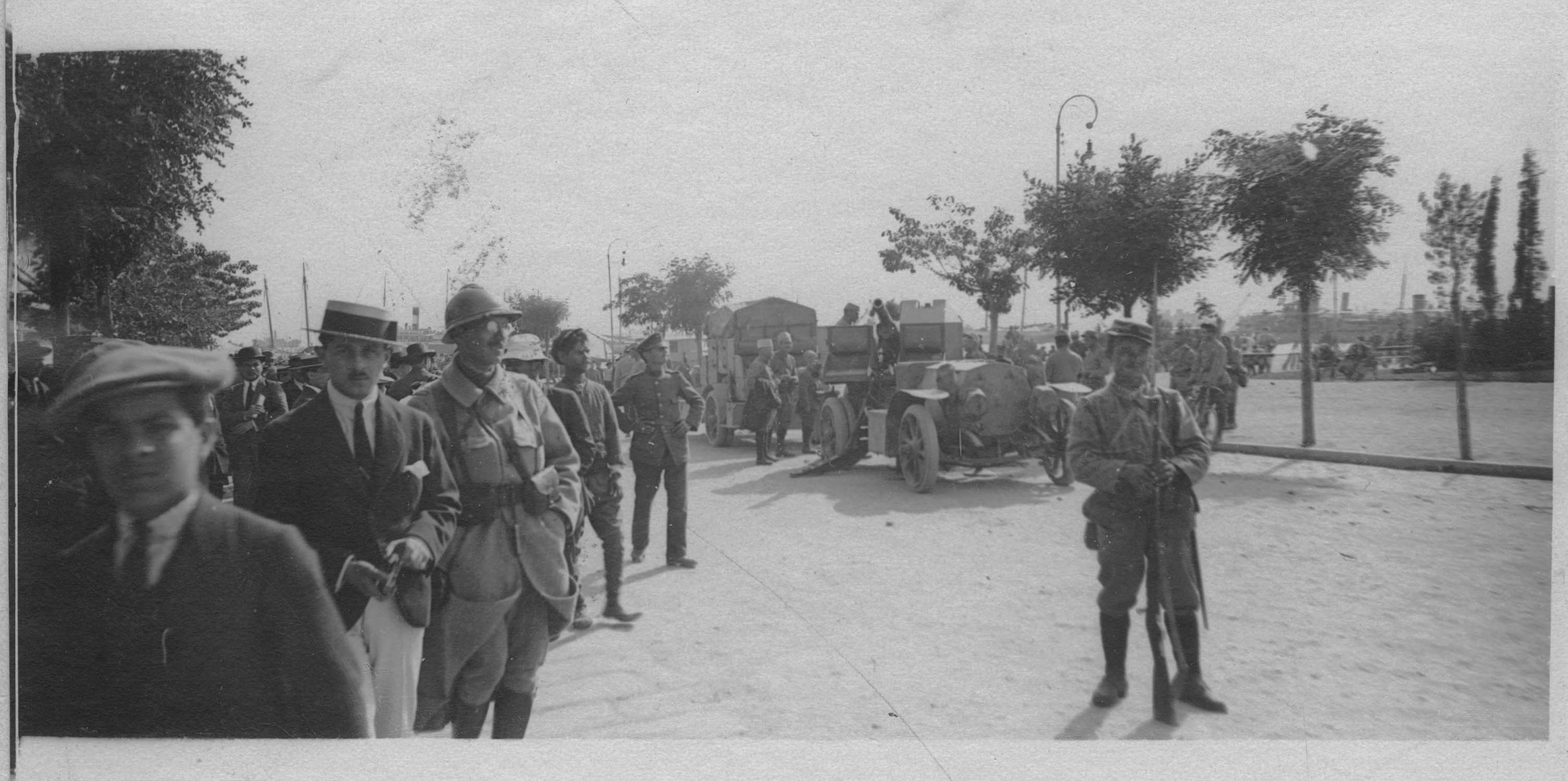 Salonique. L'état de siège. Auto-canons en position face au boulevard de la Victoire, devant la Tour blanche