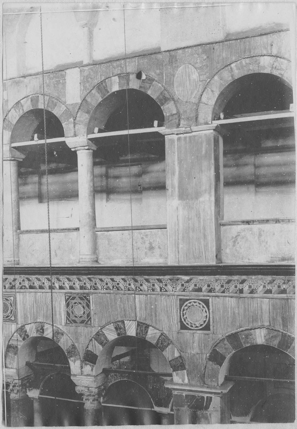 Salonique. L'église Saint-Démètre. Intérieur. Détail des colonnades ; [Hagios Demetrios]