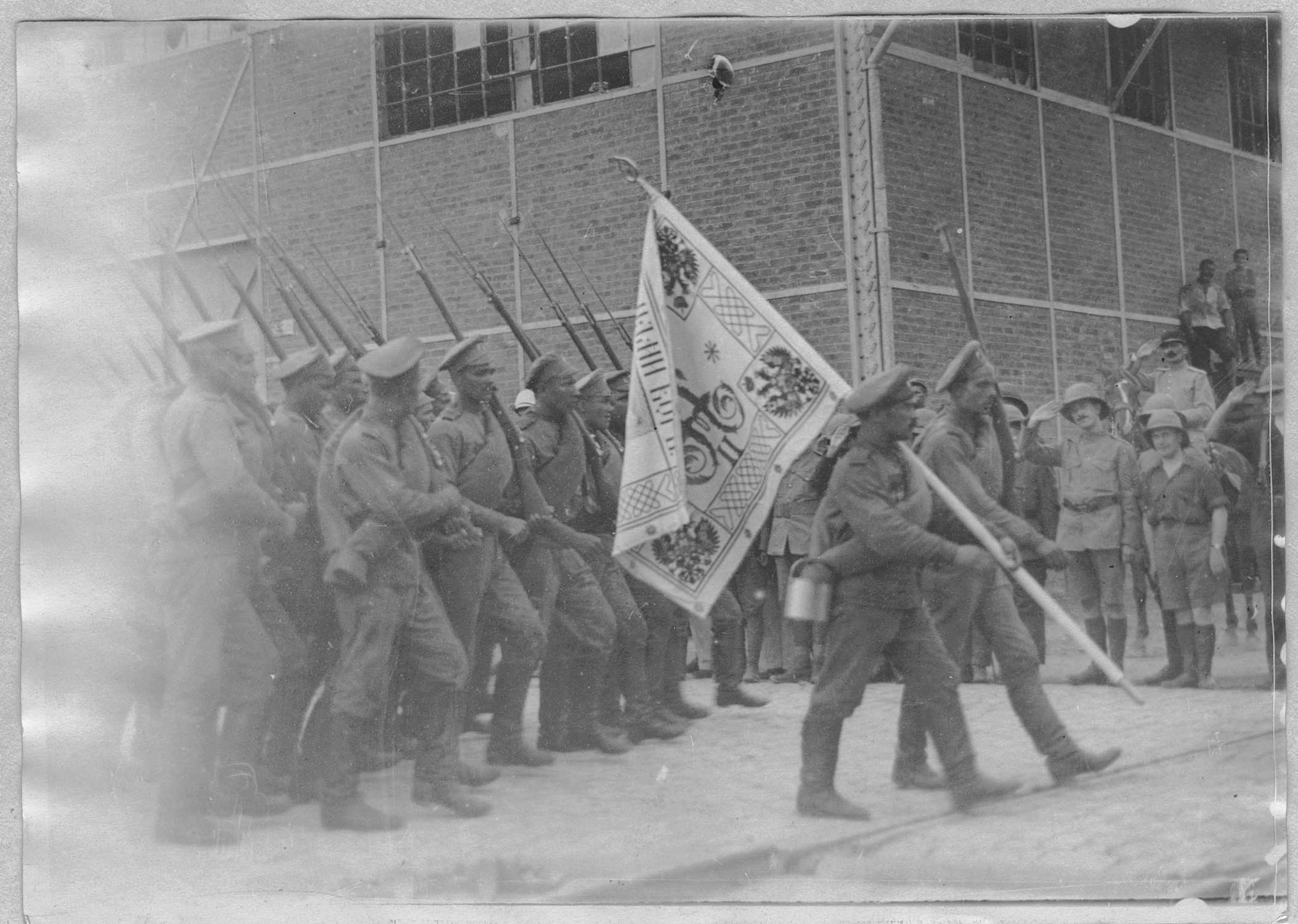 Salonique. Arrivée de troupes russes. Le défilé ; [Le drapeau]