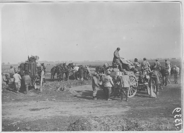 Aux environs de Florina (octobre 1916). L'aérostat La Saucisse : Le treuil et les aérostiers