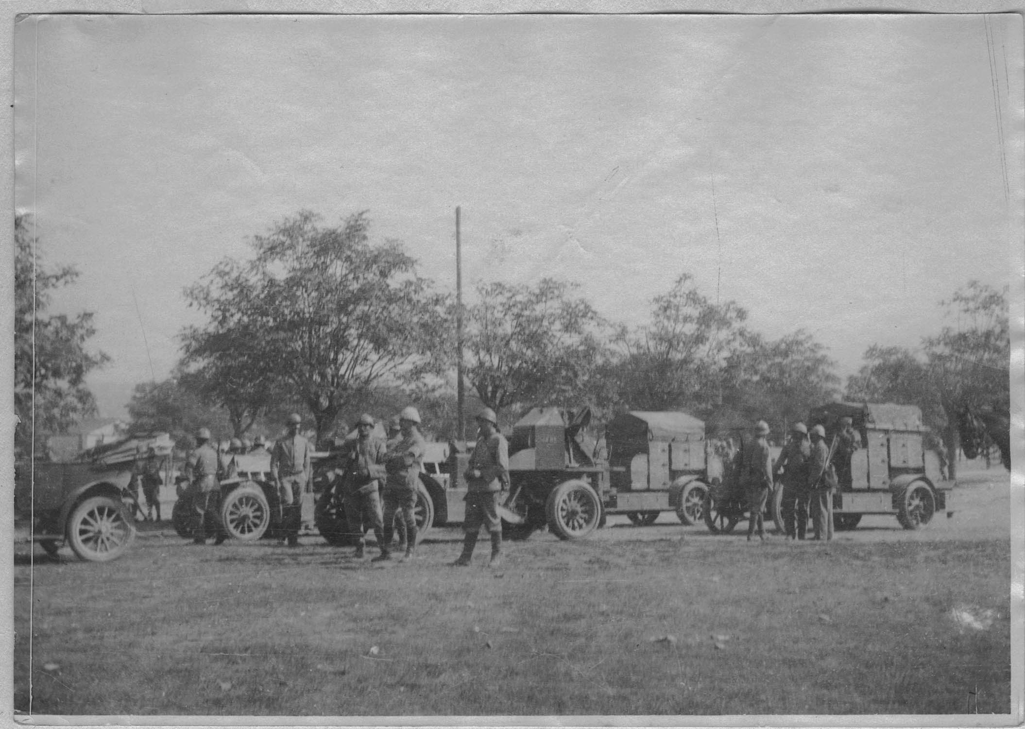 Salonique. 2e jour de la révolution. Auto-canons en position contre la caserne du Champ de Mars