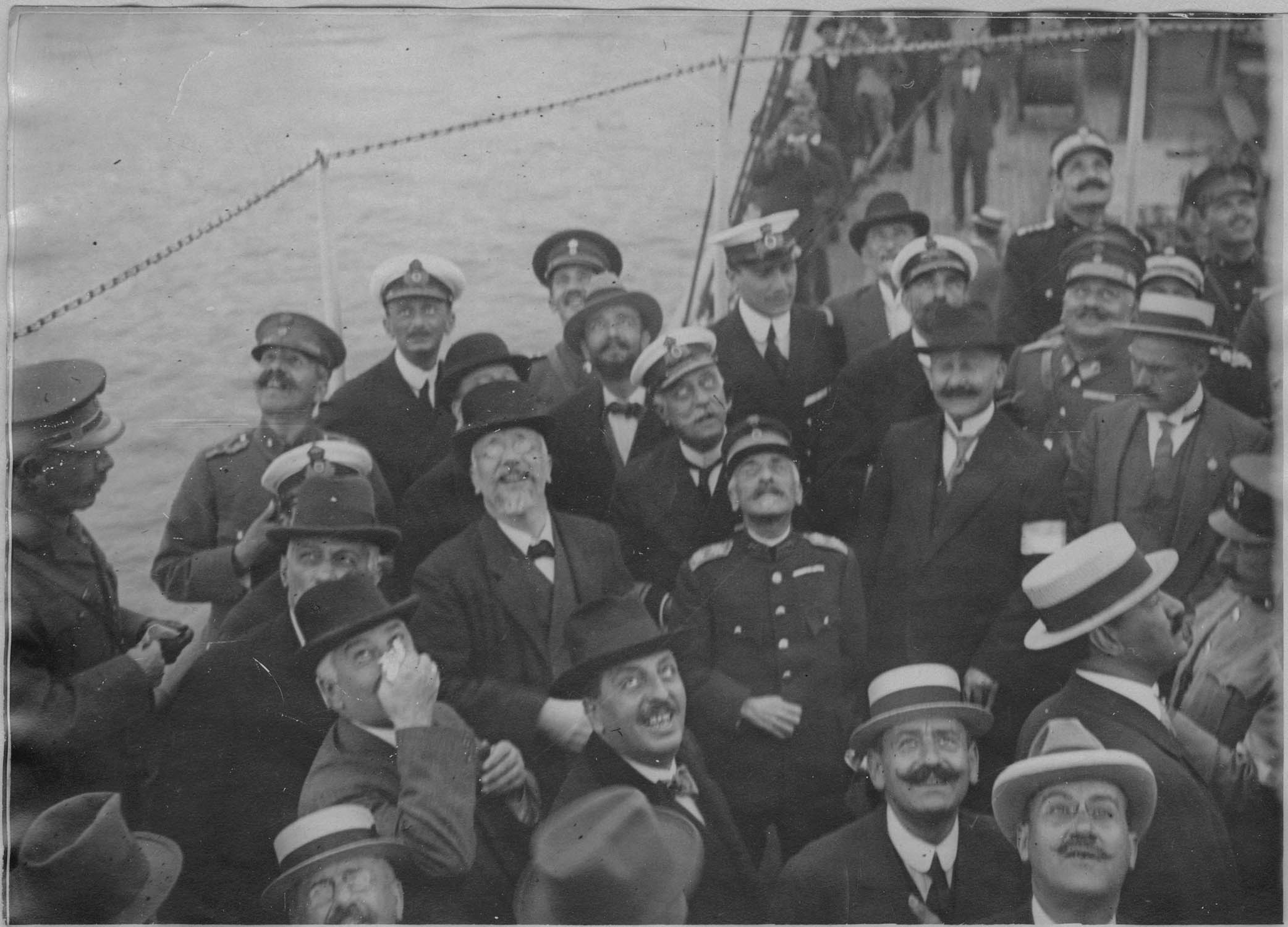 Salonique. Installation du gouvernement provisoire de Venizélos. A bord de l'Hespéria. L'arrivée du gouvernement provisoire. Un avion français survole l'Hespéria