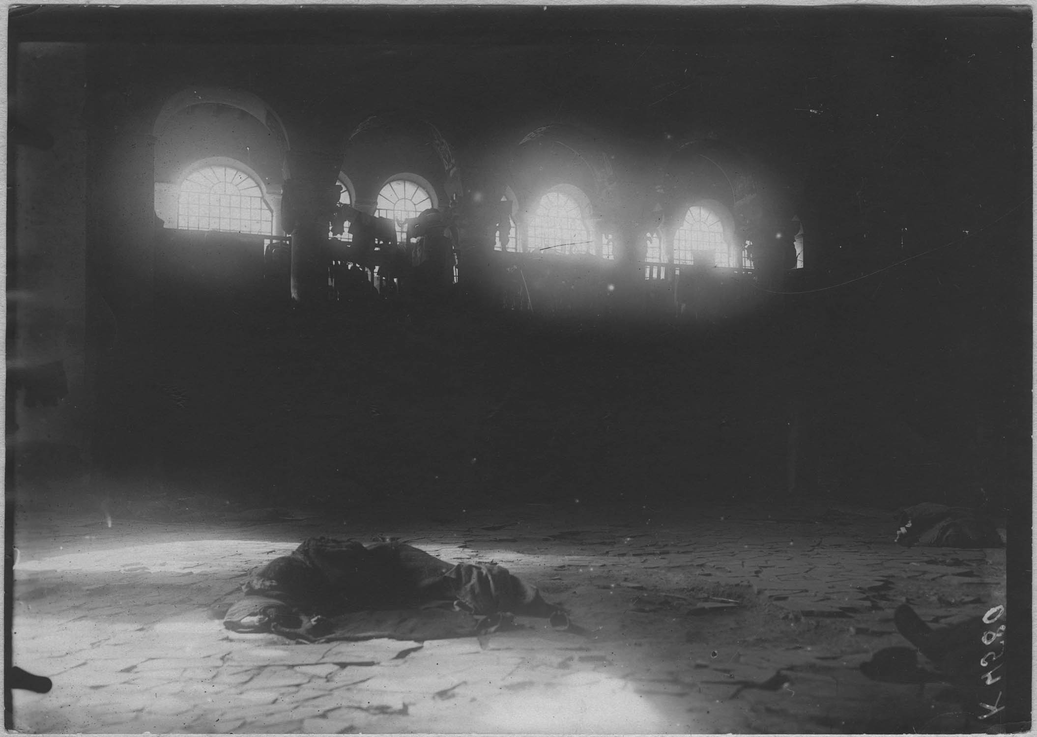 Salonique. L'église Sainte-Paraskevi, occupée par les réfugiés macédoniens. Intérieur ; [Aghia Paraskevi]
