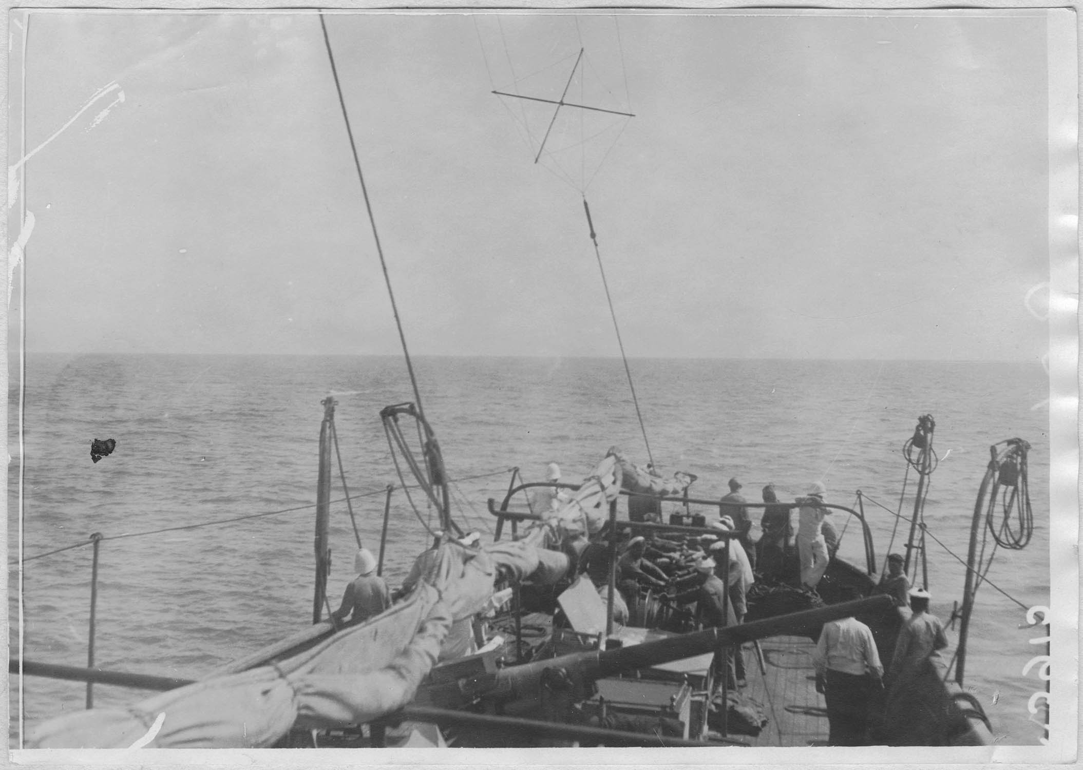 A bord du Laborieux. Sur la côte de Syrie. Drague de mines. Diverses phases de dragage à un seul bateau