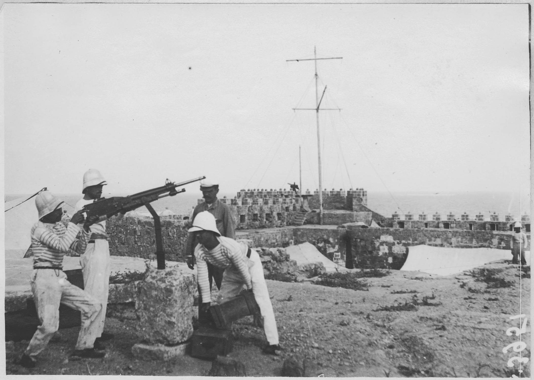 Île de Rouad. Le vieux château. Sur une des tours. Mitrailleuse. Au fond la côte turque de Tartous ; [Compagnie de fusiliers marins]