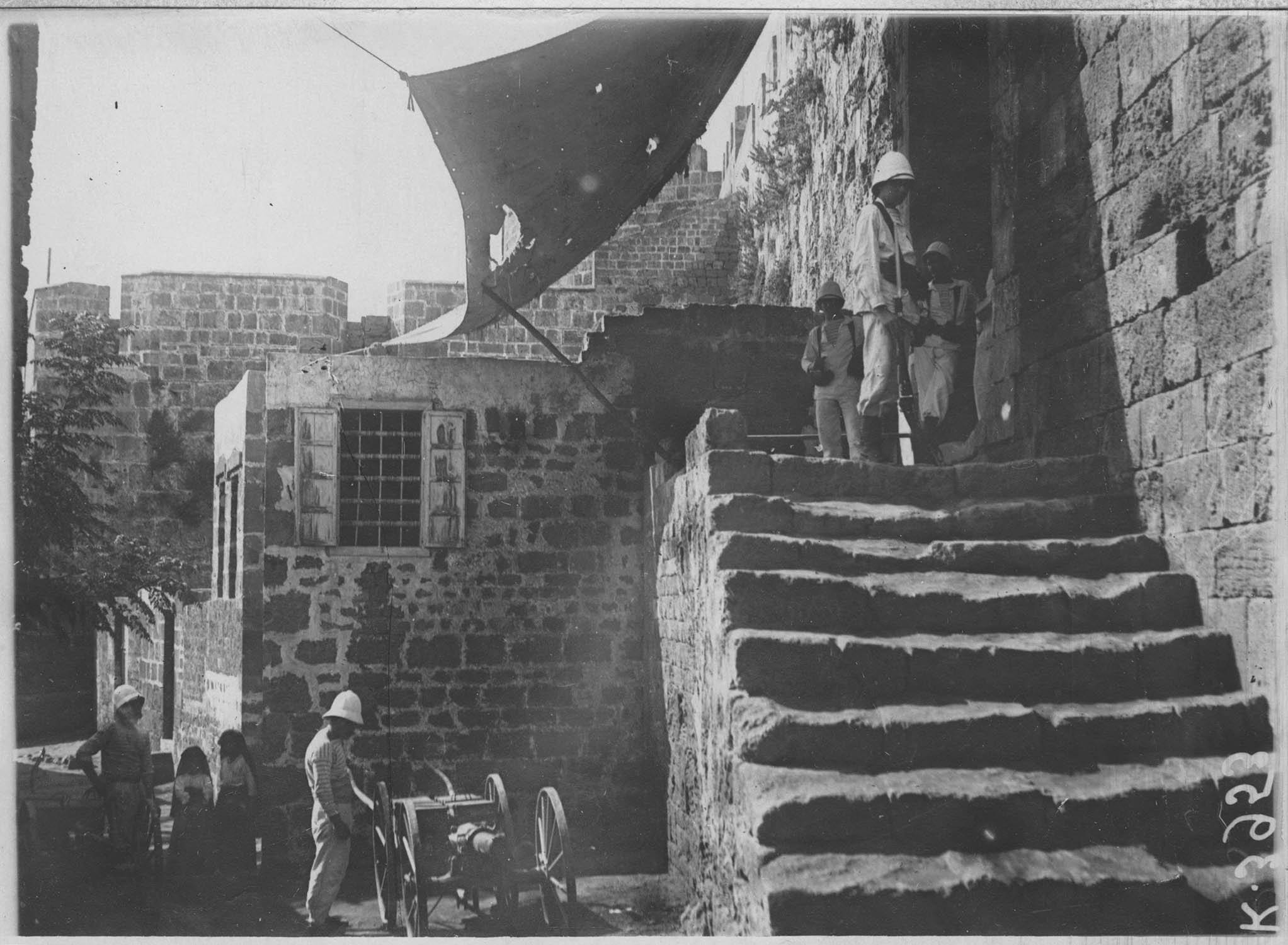 Île de Rouad. Le vieux château ; [Compagnie de fusiliers marins]