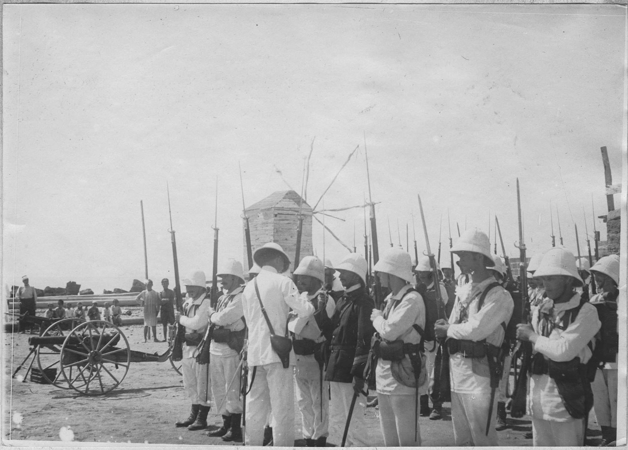 Île de Rouad. Remise de Croix de guerre par le commandant de vaisseau Crabeau, gouverneur de l'île, aux hommes ayant pris part à l'action du 7 avril 1916 à l'est de la ville de Tartous ; [Compagnie de fusiliers marins]