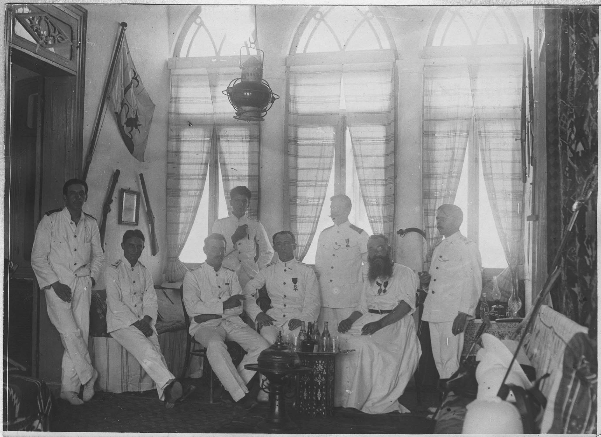 Île de Rouad. Le commandant de vaisseau Crabeau, gouverneur de l'île, le commandant de vaisseau Picard, commandant du Laborieux, et le second, l'enseigne de vaisseau Auphair