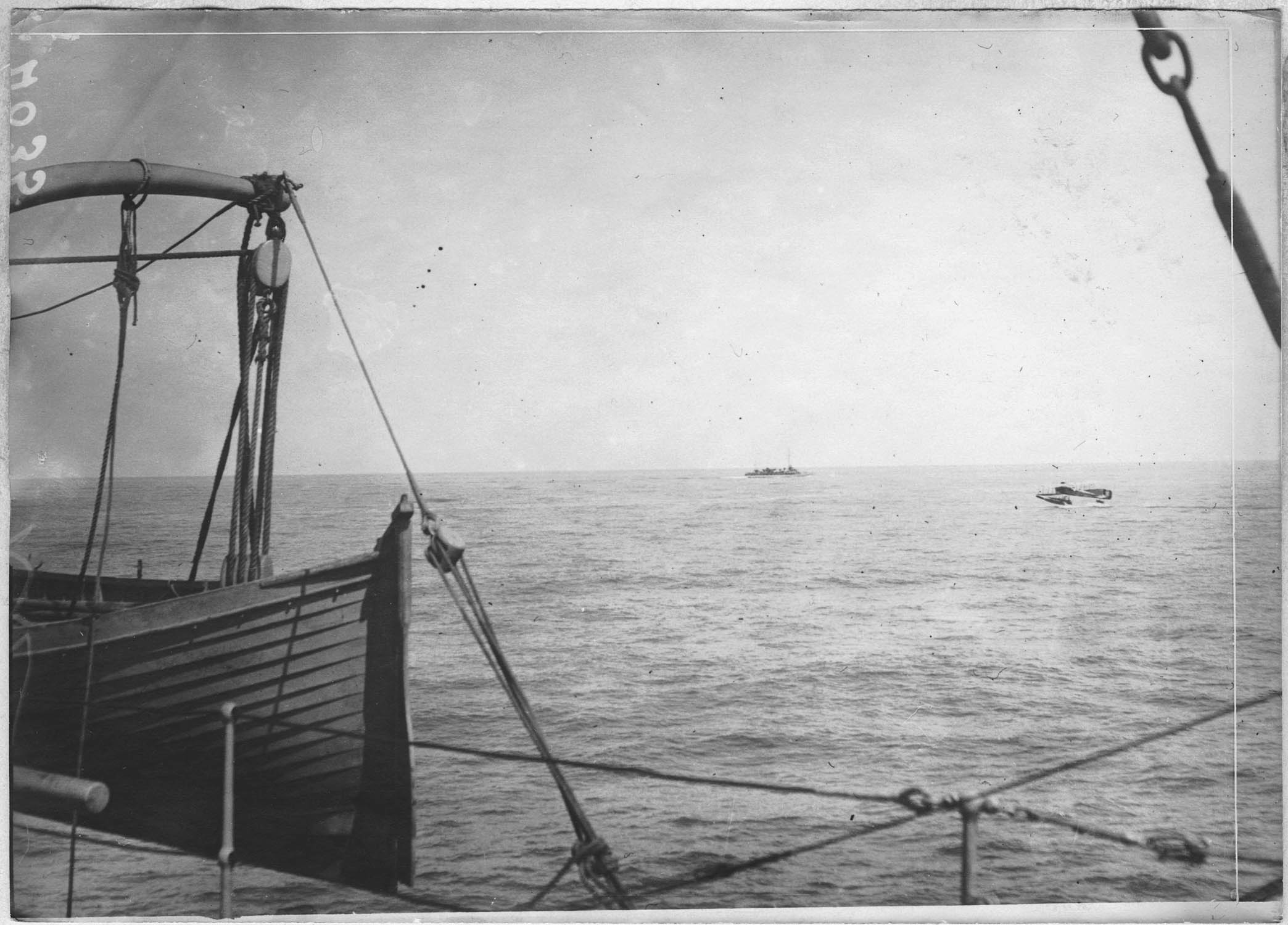 A bord du Ben-My-Chree, bateau porte-avions. Départ d'un hydravion. Derrière lui, l'Arbalète, torpilleur français qui nous garde