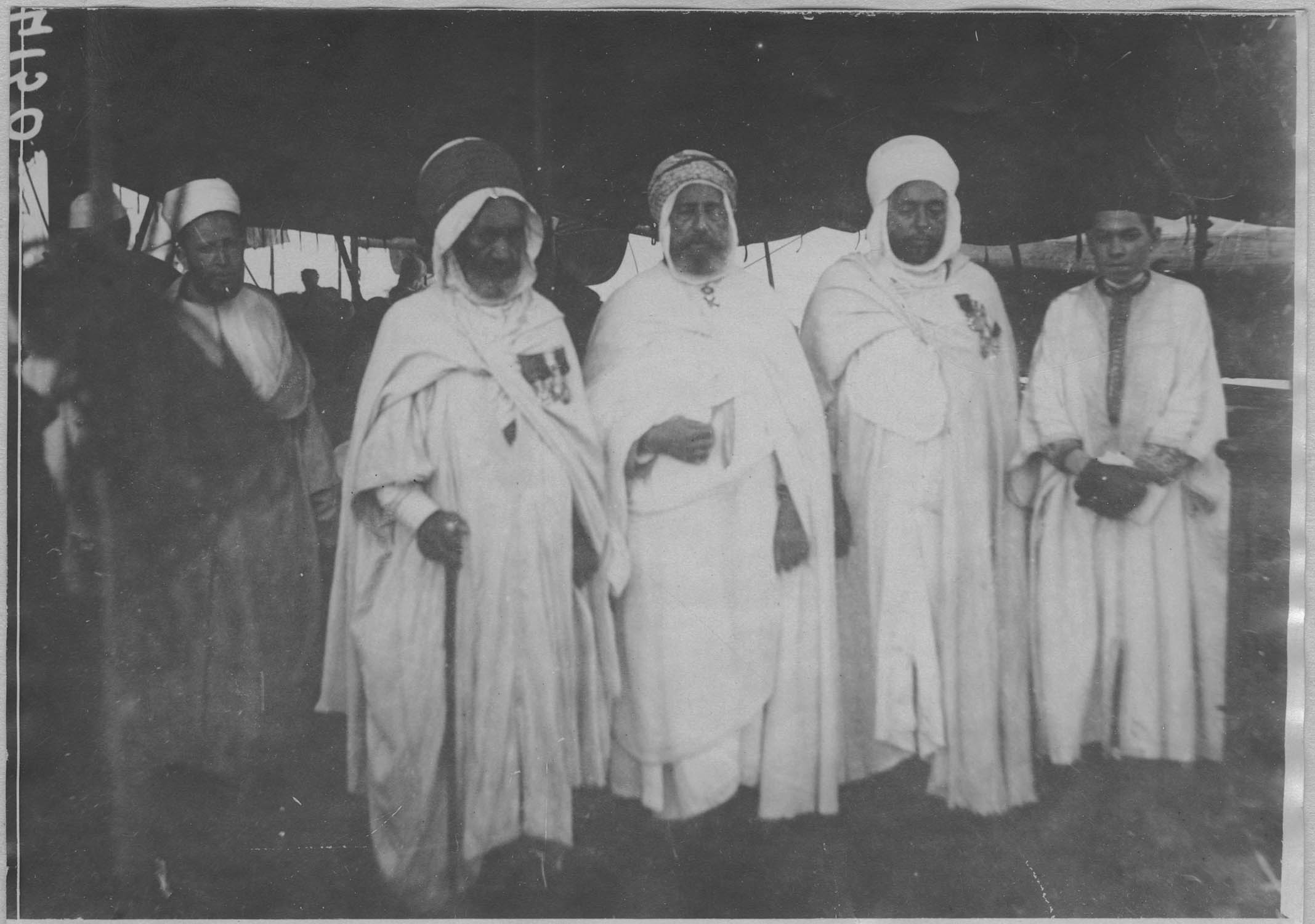 Port-Saïd. Ben Bouzid, Mohammed Zine, ben Adj Salah, commandant de la LH, adjoints indigènes des donars Mechtab Blalla (la Meskiana) et diverses notabilités ; [Musulmans. Légion étrangère ?]