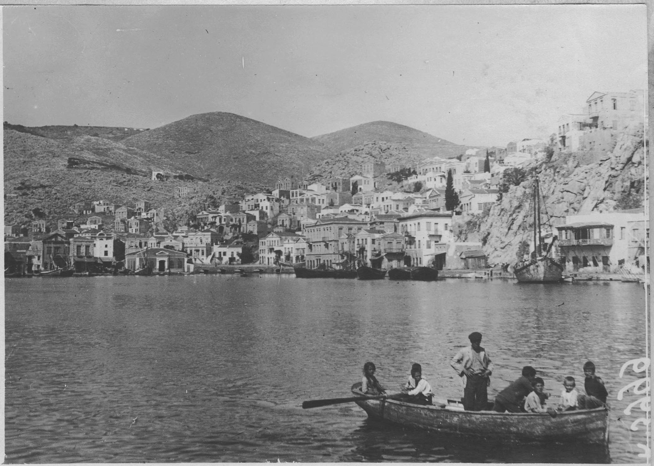 Île de Symi. Vue du port qui éventuellement peut servir de base pour petites unités. Île occupée par une garnison italienne et servant de base de renseignements franco-anglais, en liaison constante avec la côte turque, Rhodes et Castelorizo ; [A bord du Ben-My-Chree ?]