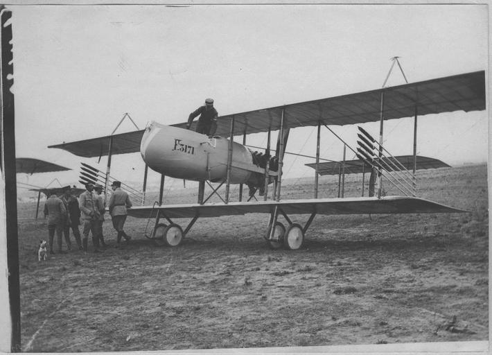 Camp d'aviation de Salonique (novembre 1916). Avion F40 muni de fusées Le Prieur contre les zeppelins