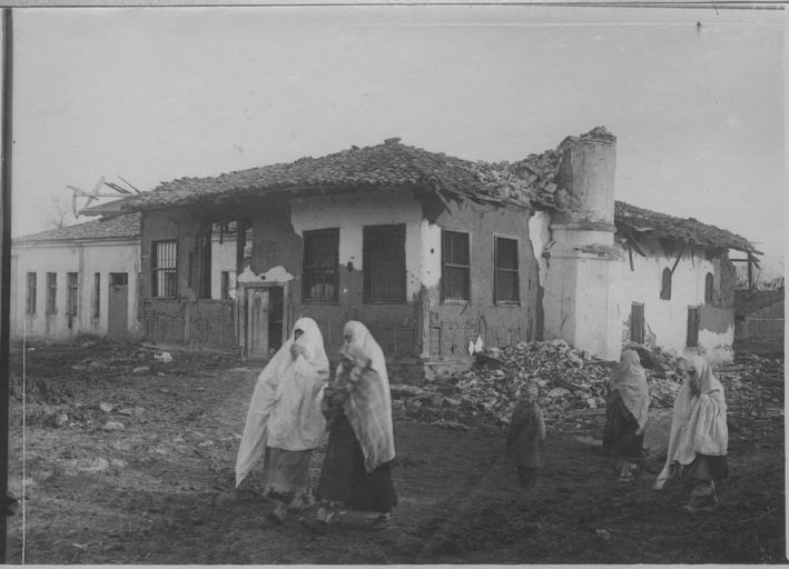 A la frontière serbo-grecque (décembre 1916). Femmes turques passant devant la mosquée en ruine