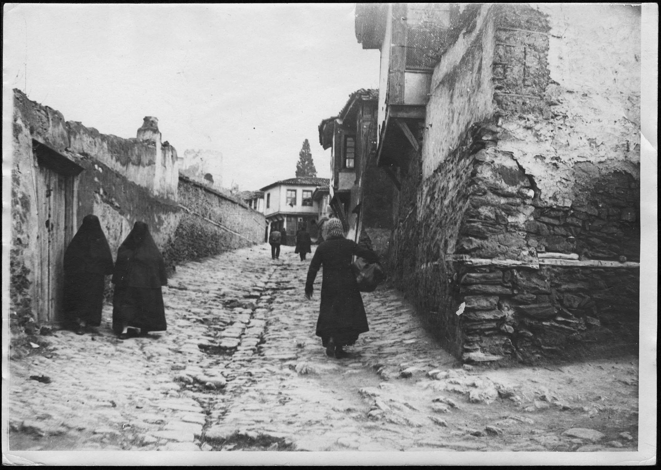 Salonique. Dans les rues de la ville. Femmes turques