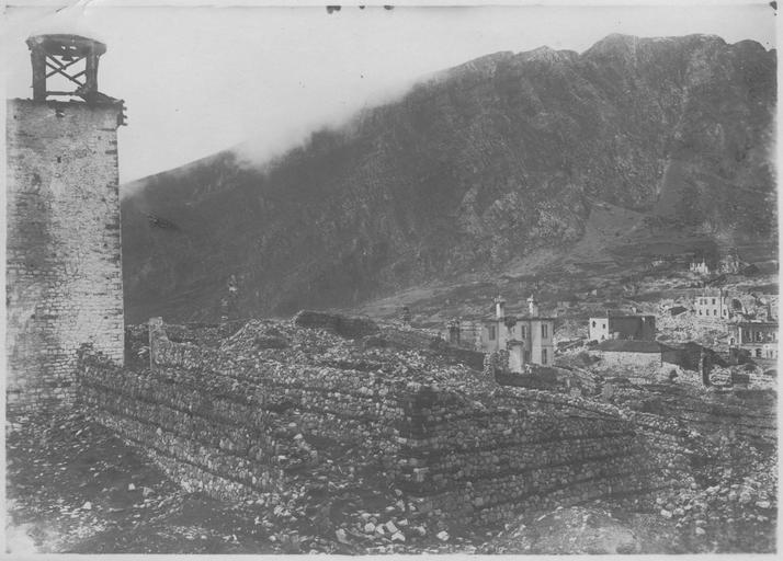 Sur la route de Santi Quaranta à Koritza : La frontière gréco-albanaise à Liaskovik (janvier 1917). Le quartier musulman brûlé