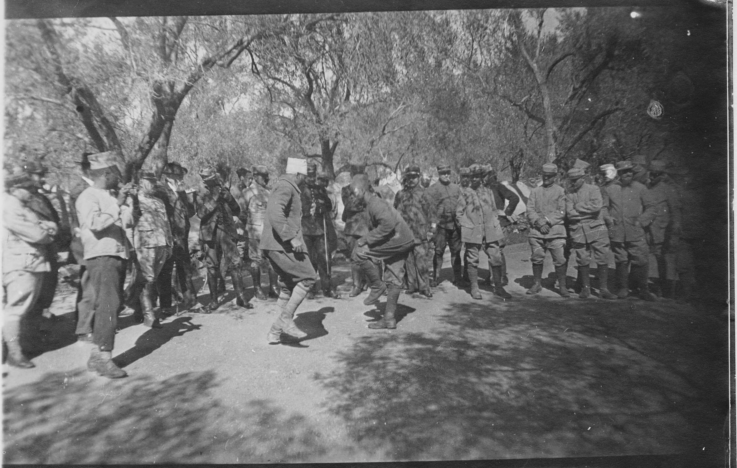 Île de Lesbos. Mytilène. Camp de tirailleurs sénégalais ; [Danse]