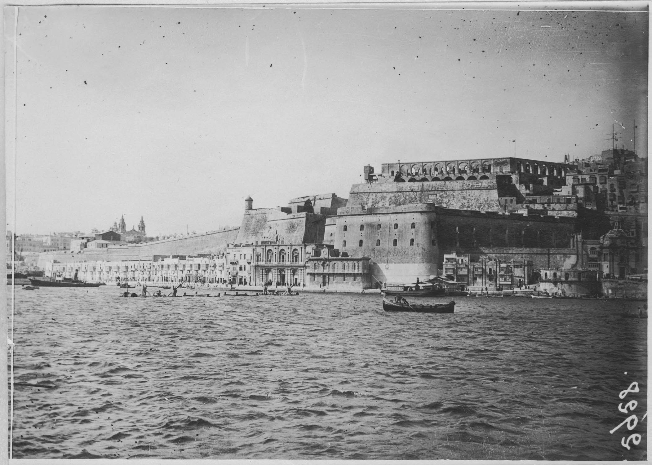 Malte. A bord du Liamone. Vue prise du croiseur