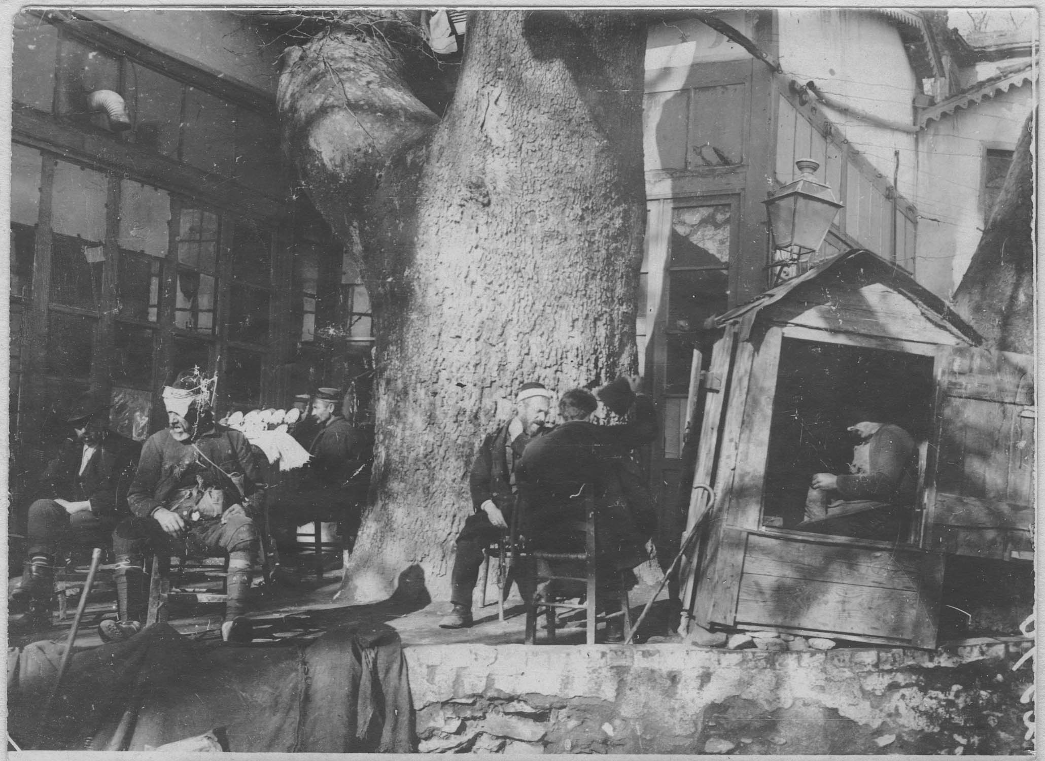Salonique. Dans les rues de la ville. Près de Koulé Hamman, sur la place. Caisse d'emballage transformée en échoppe