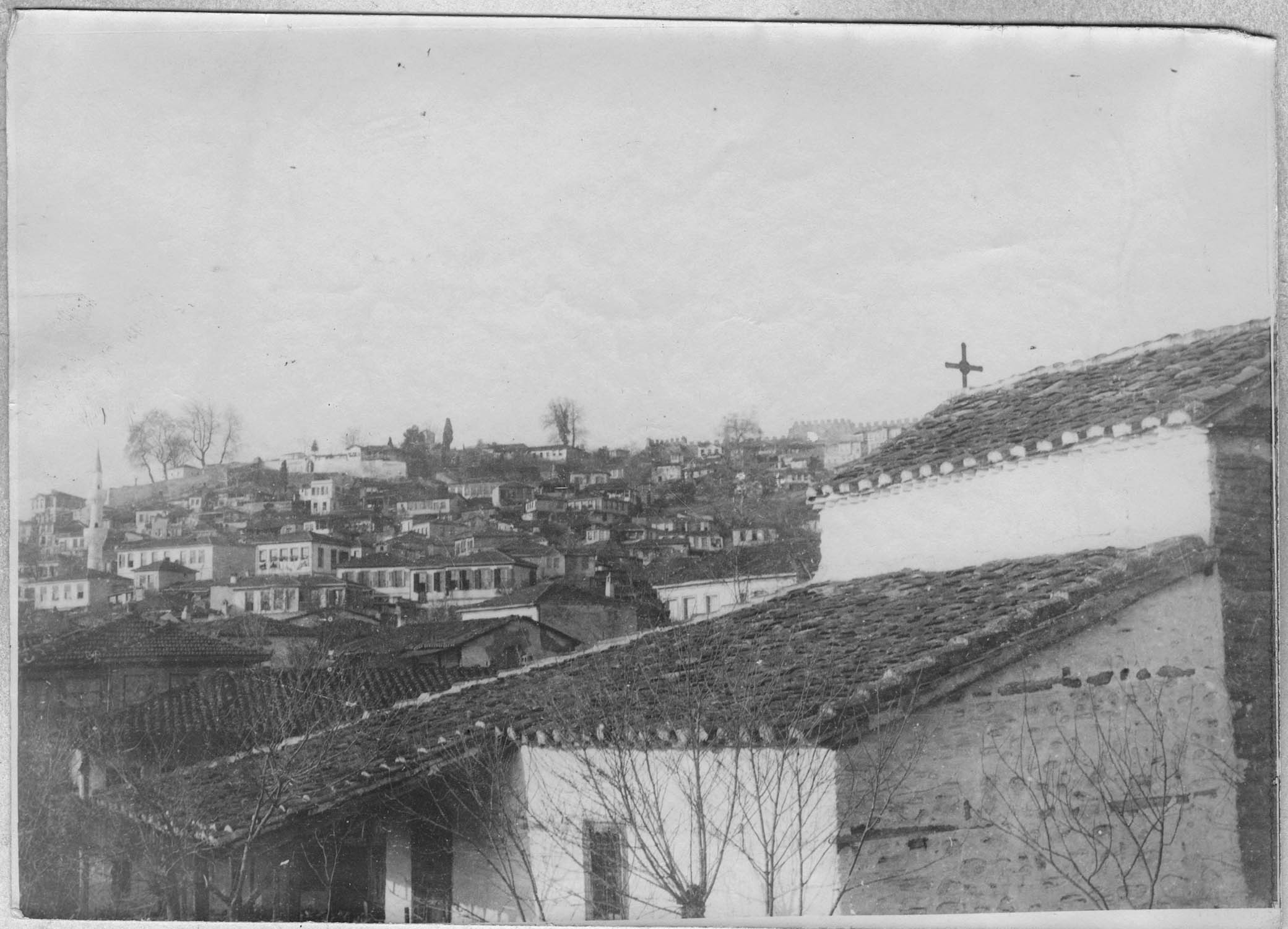 Salonique. Dans les rues de la ville. Vue sur la ville haute prise de l'église Orfanon Saint-Nicolas ; [Église Saint-Nicolas-Orphanos]