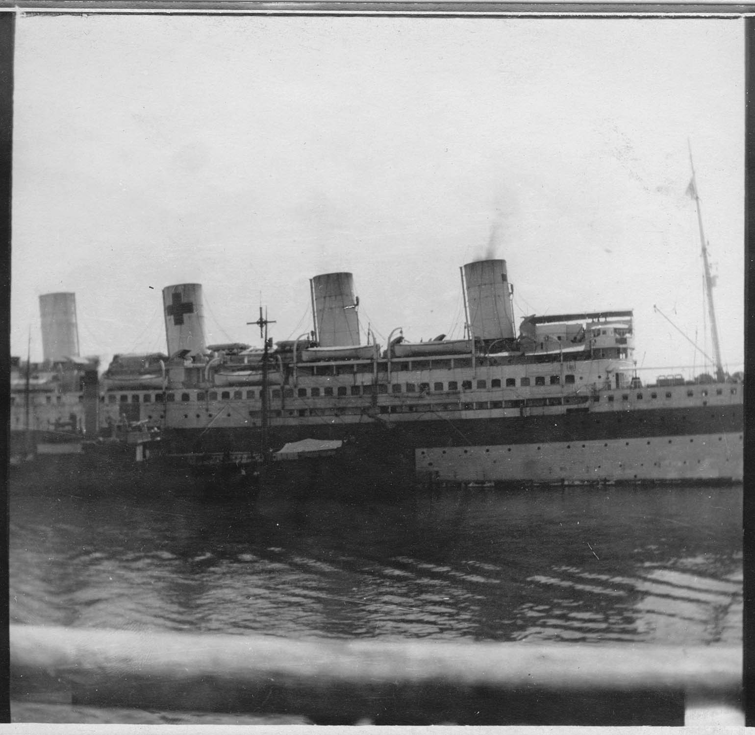 Salonique. La rade. Le navire-hôpital la France ; [Les hôpitaux du camp retranché de Salonique]