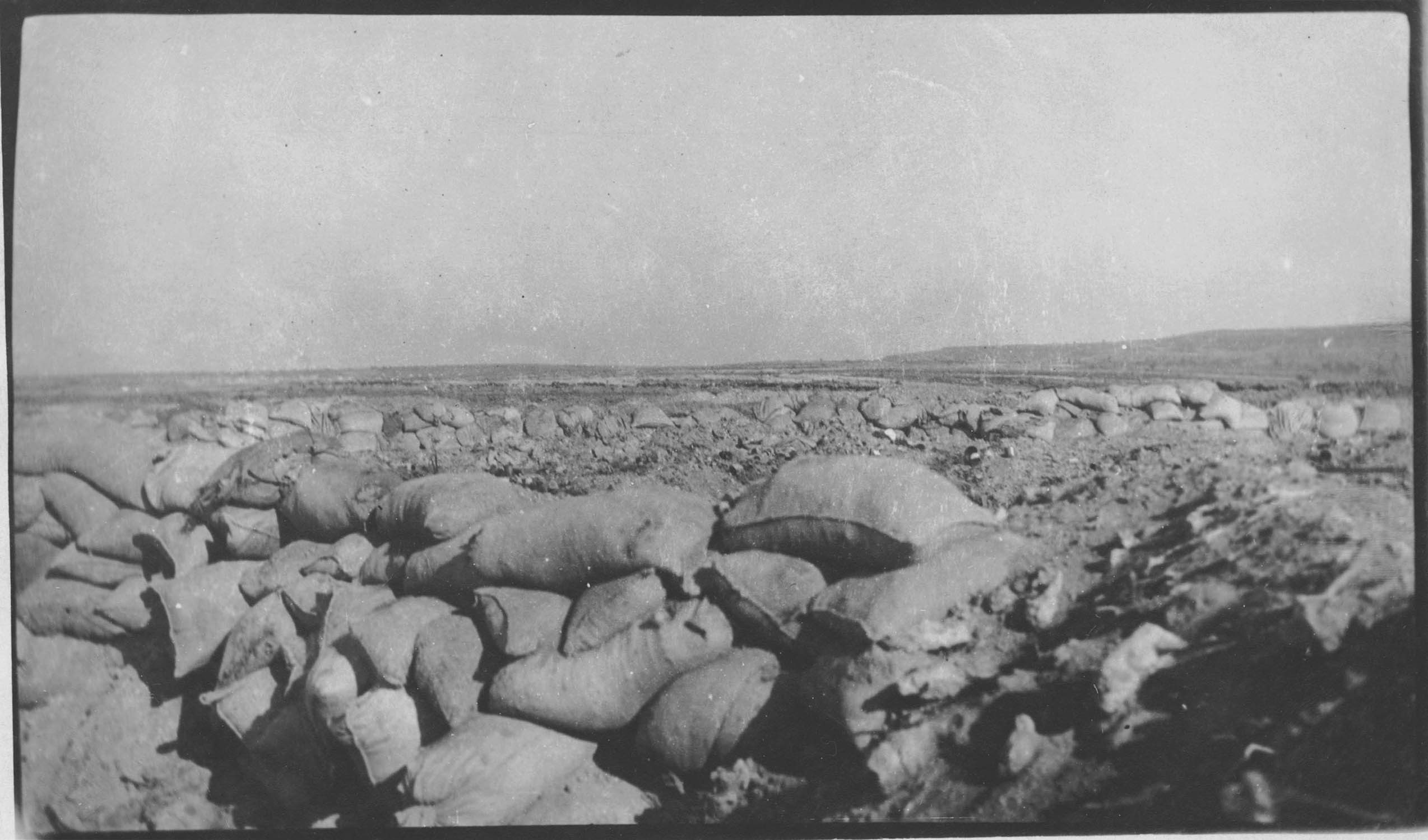 Péninsule de Gallipoli. La première ligne turque prise le 8 janvier 1916 au matin, jour de l'évacuation totale des Dardanelles. A droite, le contrefort d'Achi Baba
