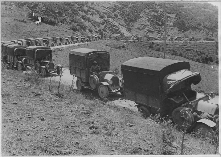 Route d'Itéa à Bralo (1917). Convois d'automobiles transportant des troupes d'Itéa à Bralo et vice-versa