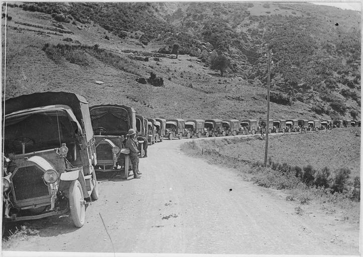 Route d'Itéa à Bralo (1917). Convois d'automobiles transportant des troupes d'Itéa à Bralo et vice-versa
