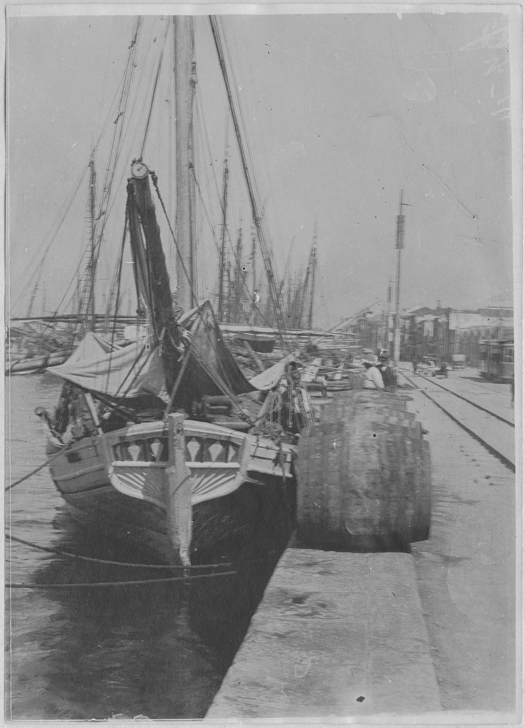 Salonique. Bateaux indigènes. Arrière d'un voilier ; [Le port]