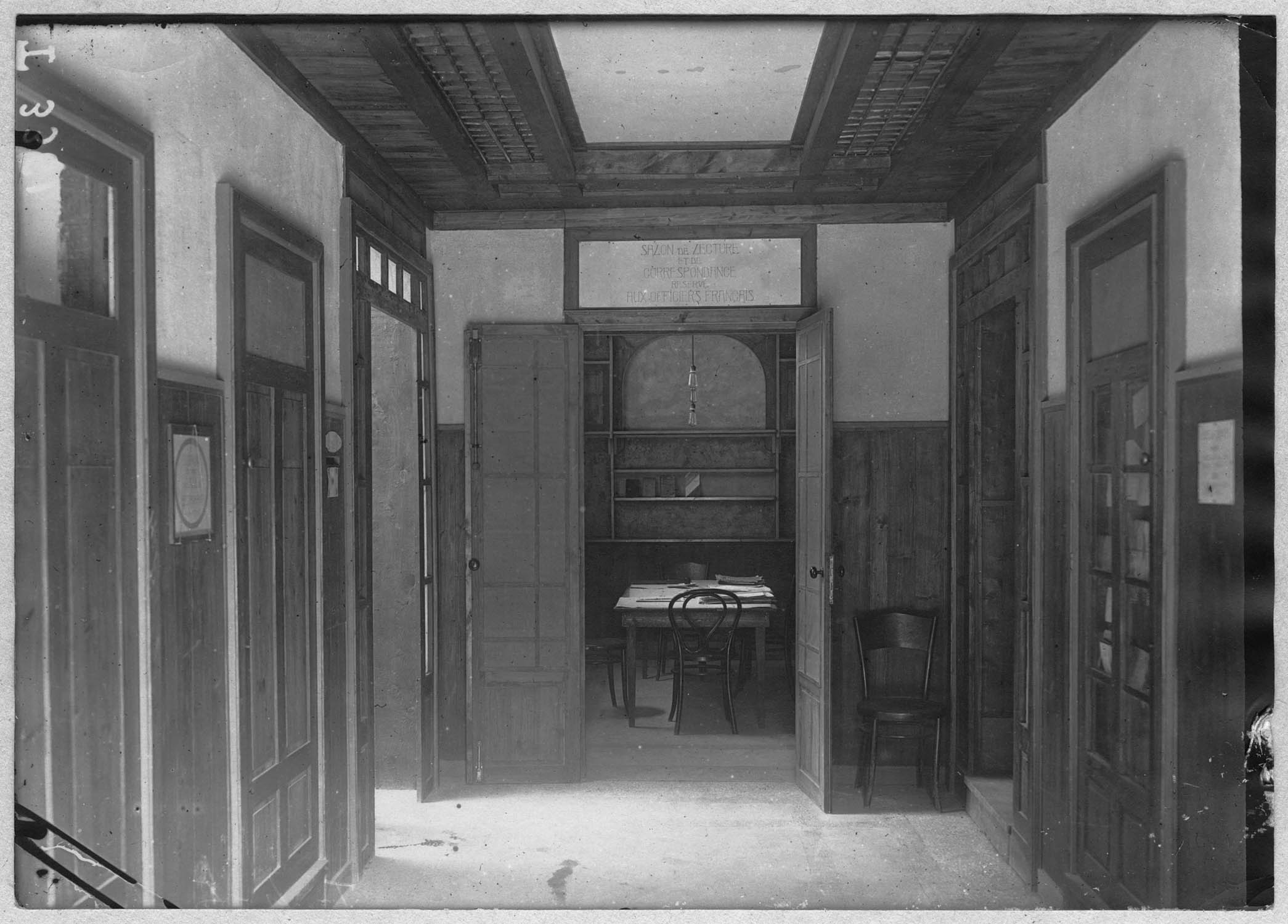 Salonique. Le cercle des officiers. Couloir accédant aux chambres