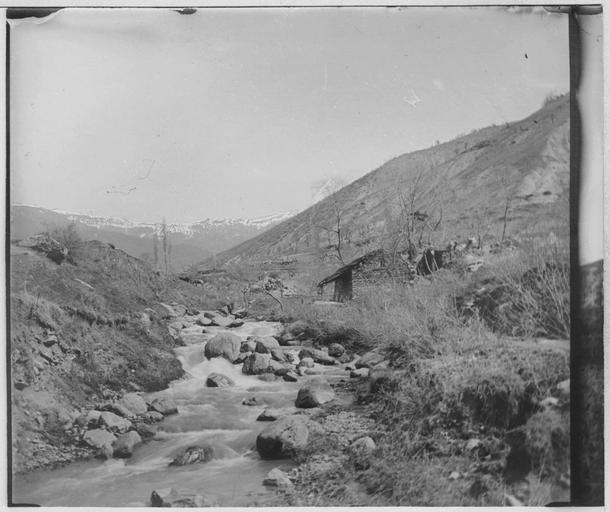 Sur la route de Koritza à Florina. La vallée de la Zelova en aval de Zélovon