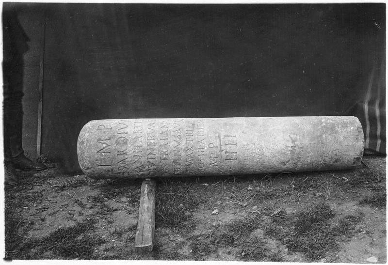 Borne milliaire de la Via Egnatia, époque d'Hadrien
