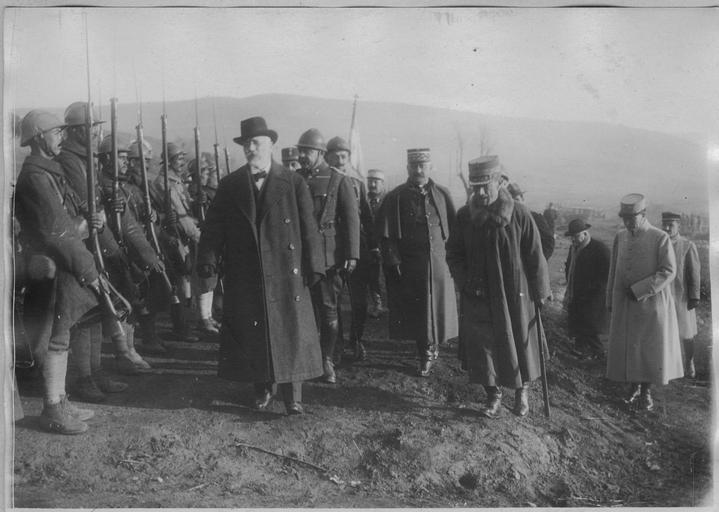 Venizélos visitant le front grec, accompagné du général Gérôme (20 janvier 1918). Monsieur Venizélos passe en revue les troupes grecques, sous les ordres du général Zymbrakakis