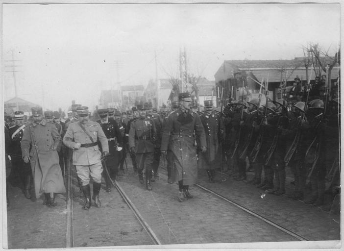 Arrivée du roi Alexandre 1er de Grèce à Salonique (7 février 1917). Le général anglais Milne, le voïvode Michitch, le général Bordeaux, le général Guillaumat et le roi de Grèce