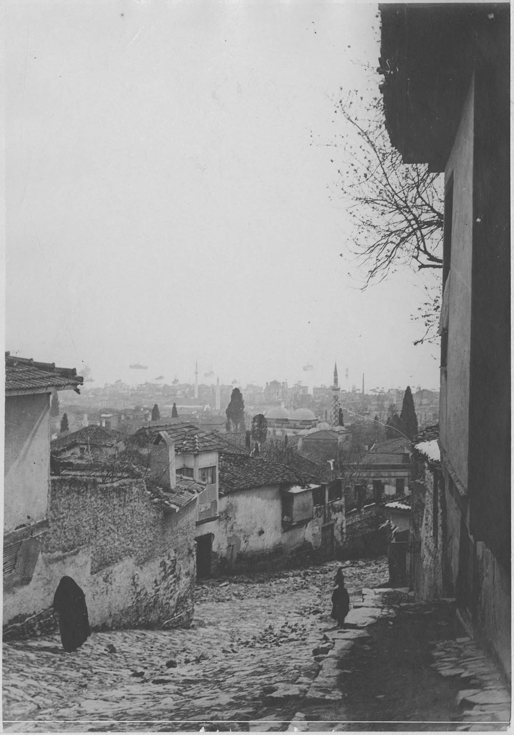 Salonique. Dans les rues de la ville. Un coin du quartier turc. Au fond, la ville et la rade
