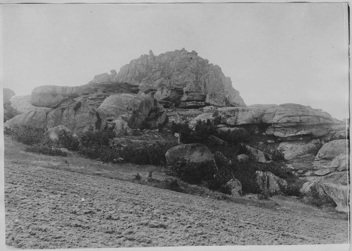 A l'ouest du Vardar, dans la région de Mayadag - Karasinan (1918). La Roche Noire dans la région d'Izvor