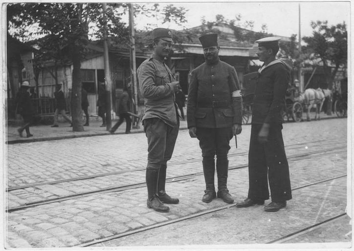 Marin grec, soldat serbe et zouave de la police militaire française