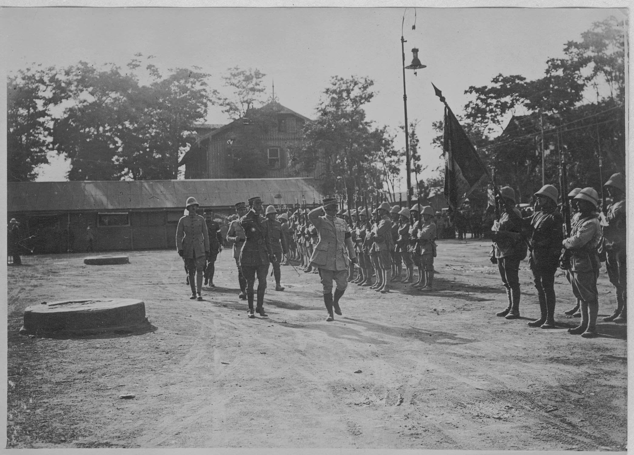 Salonique. Prise d'armes par le général Franchet d'Espèrey. Gare des Orientaux. Le général Franchet d'Espèrey à son arrivée passe devant les troupes de service et salue le drapeau