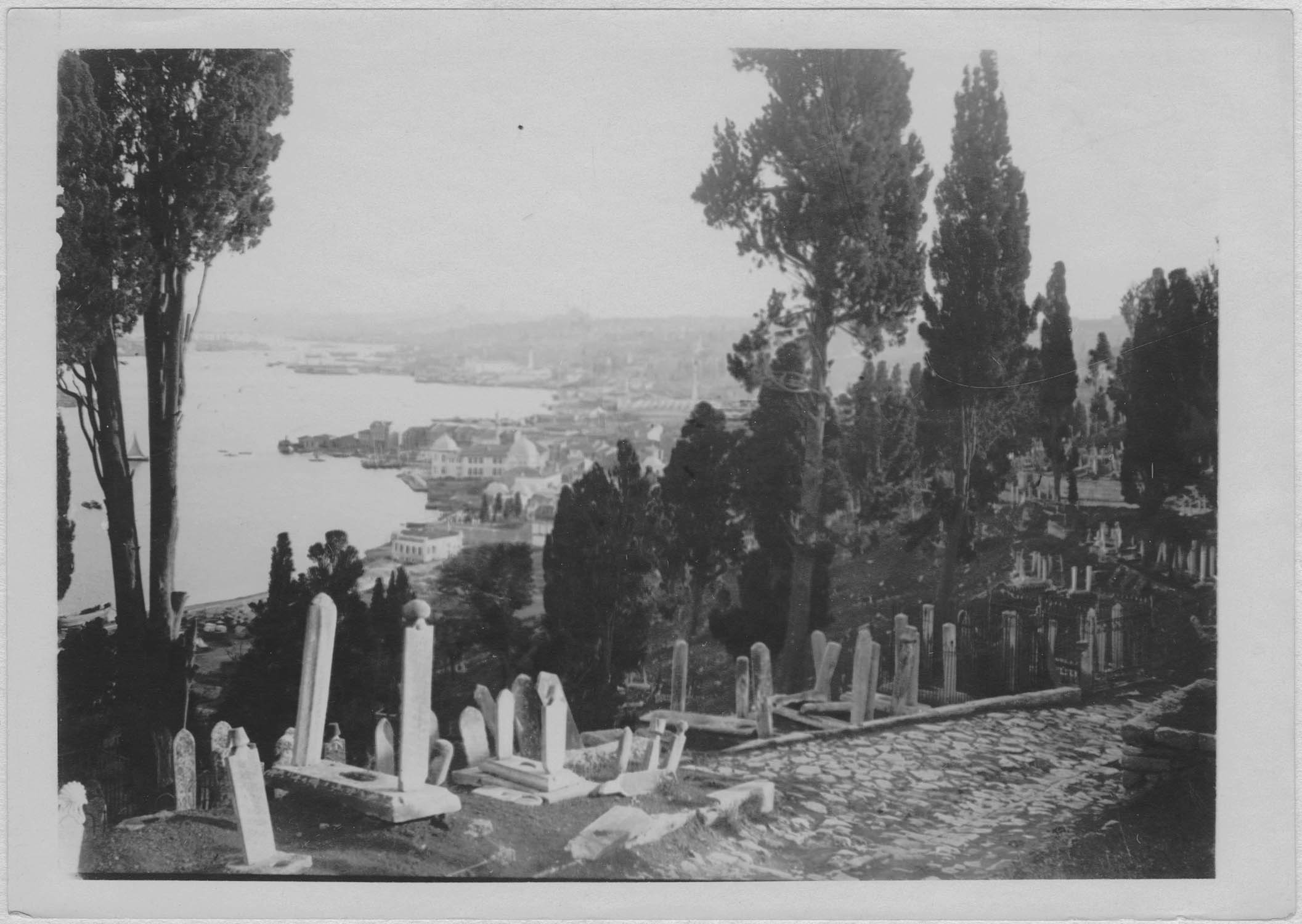 Constantinople. La Corne d'Or vue du cimetière d'Eyoub