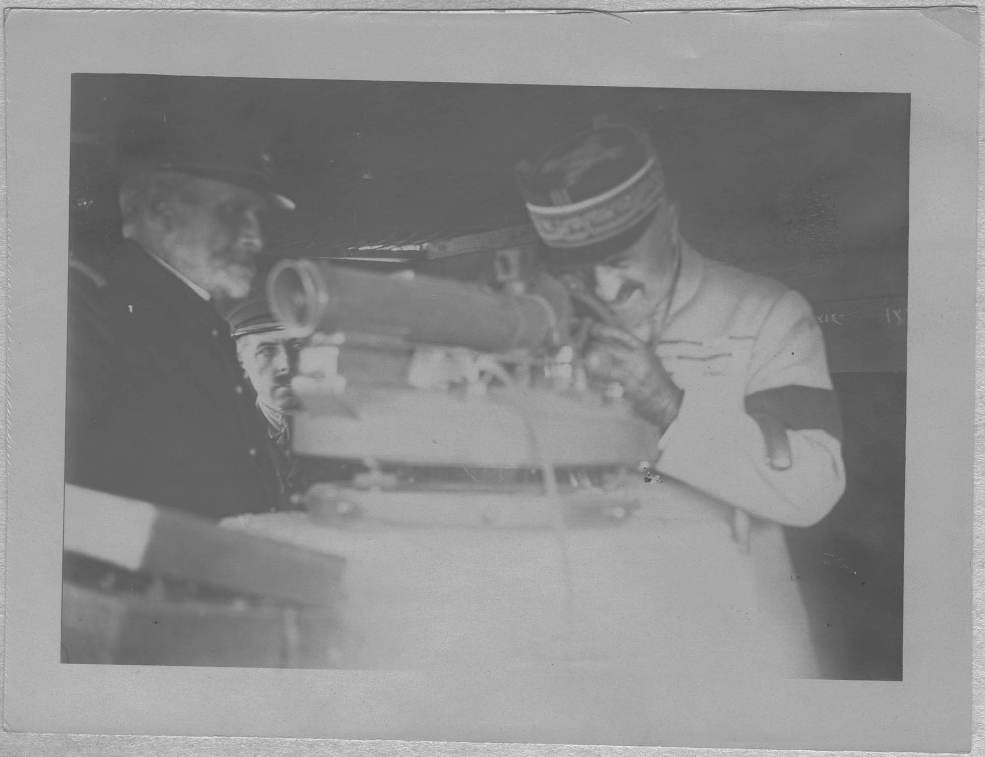 Seddul-Bahr. Dans un abri d'observation ennemi, le général Franchet d'Espèrey regarde dans une lunette allemande